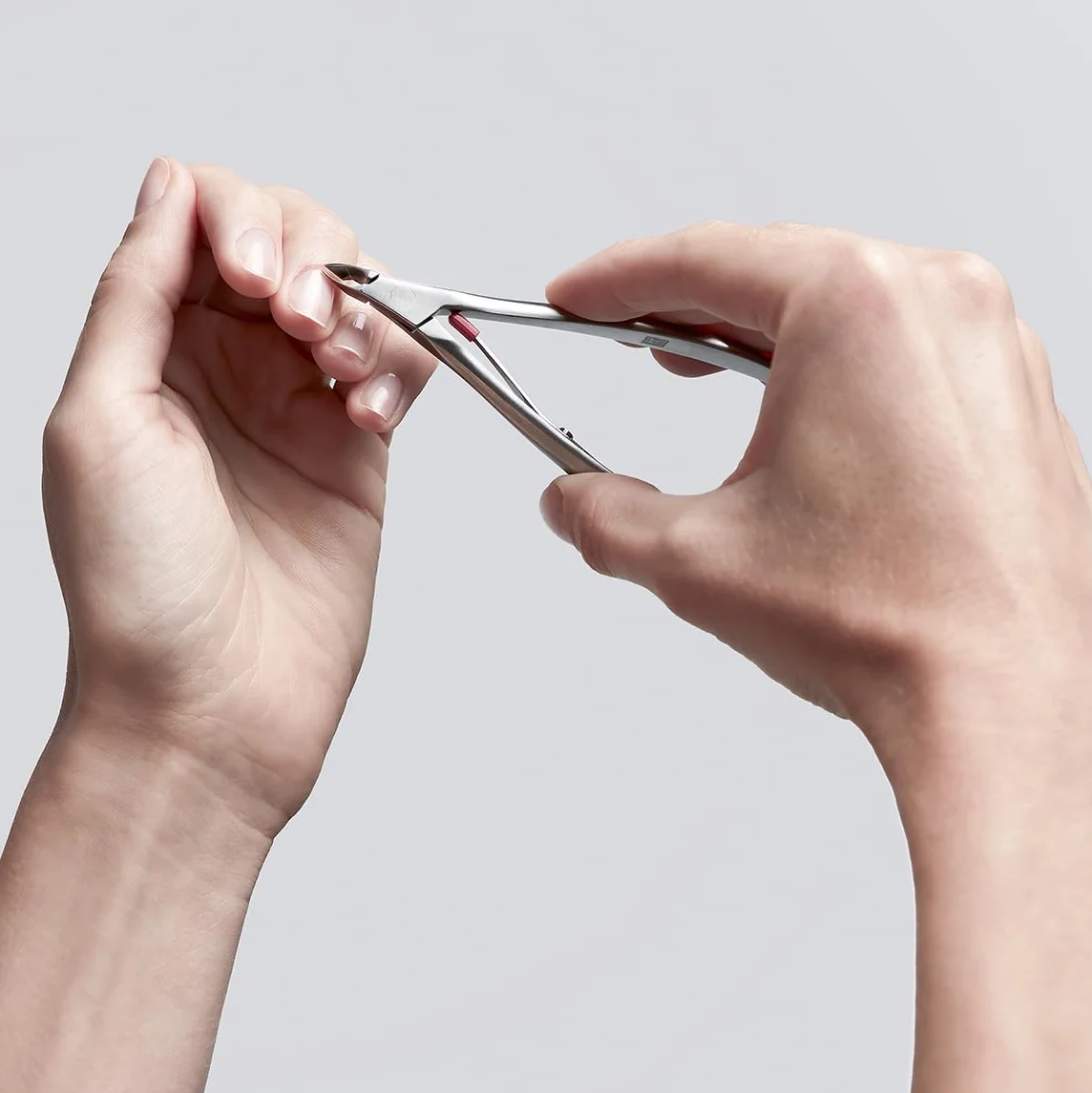 ZWILLING Nagelhautzange (Entfernt überstehende und eingerissene Nagelhaut, präzise Schneide, hypoallergen), Premium, Silber, 100 mm