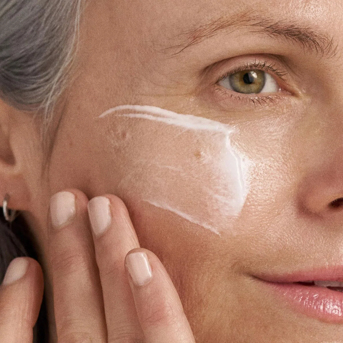 Dermalogica PowerBright Dark Spot Serum 30ml - Pigmentausgleichendes Serum. Reduziert dunkle Pigmentflecken auf der Haut. Für einen ebenmäßigen, strahlenden Hautton. | Aufhellendes Serum, das Pigmentflecken mindert, den Hautton ausgleicht und Strahlkraft
