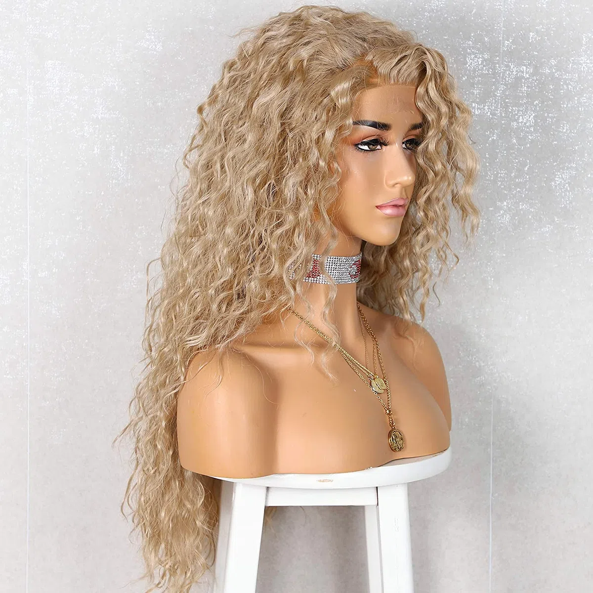 Sapphirewigs Lockige Lace Front Perücke Asche Gold Synthetische Perücken für Frauen 13x3 Tägliche Tragen Party Weihnachten Halloween Hitzebeständige 26 inch